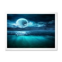 Романтична Луна и облаци над дълбоко синьо море