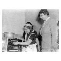 Снимка: Eleanor Roosevelt, Girl Scouts Baking, C1939